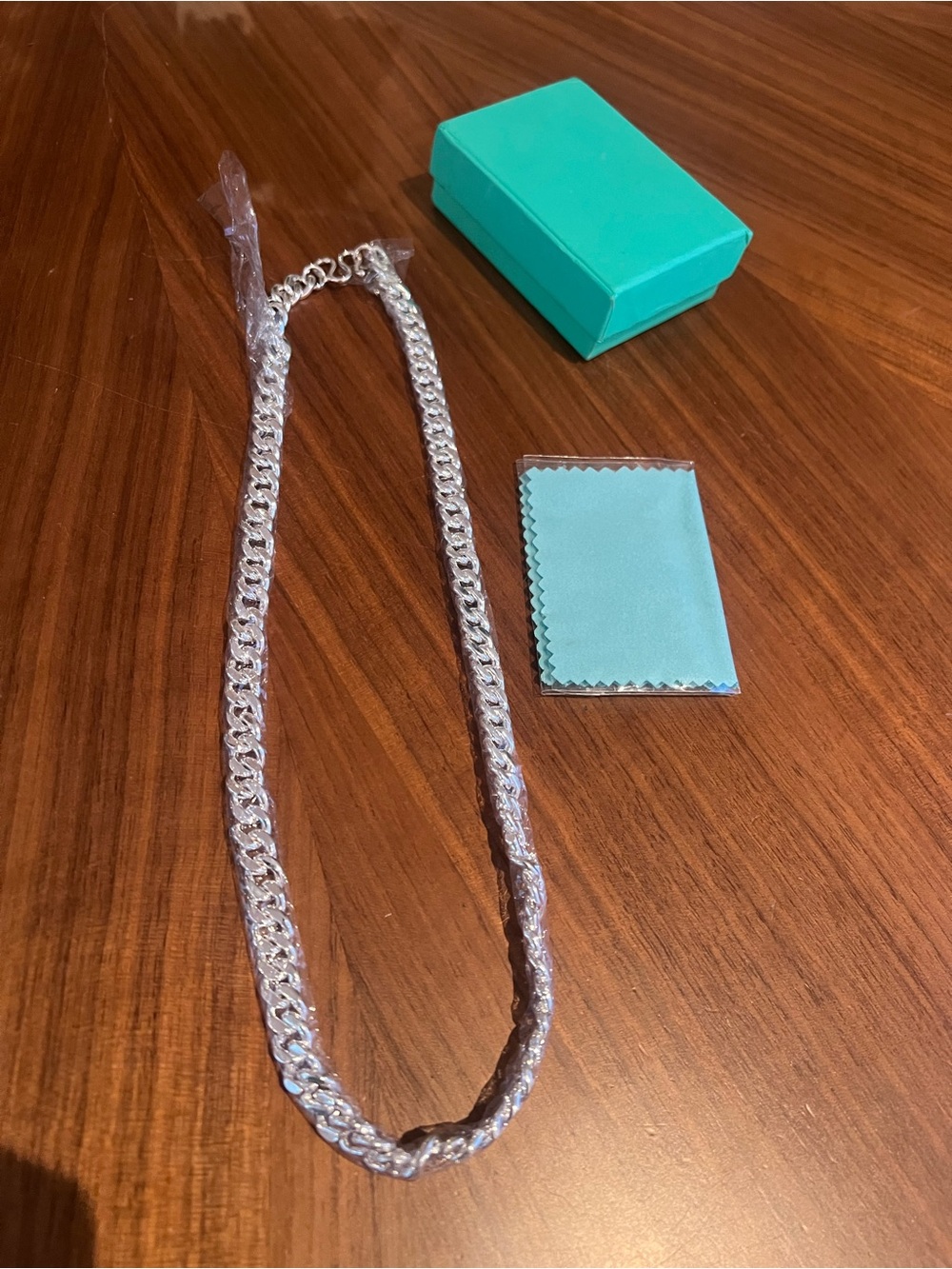 Men’s silver chain brand new in box and plastic